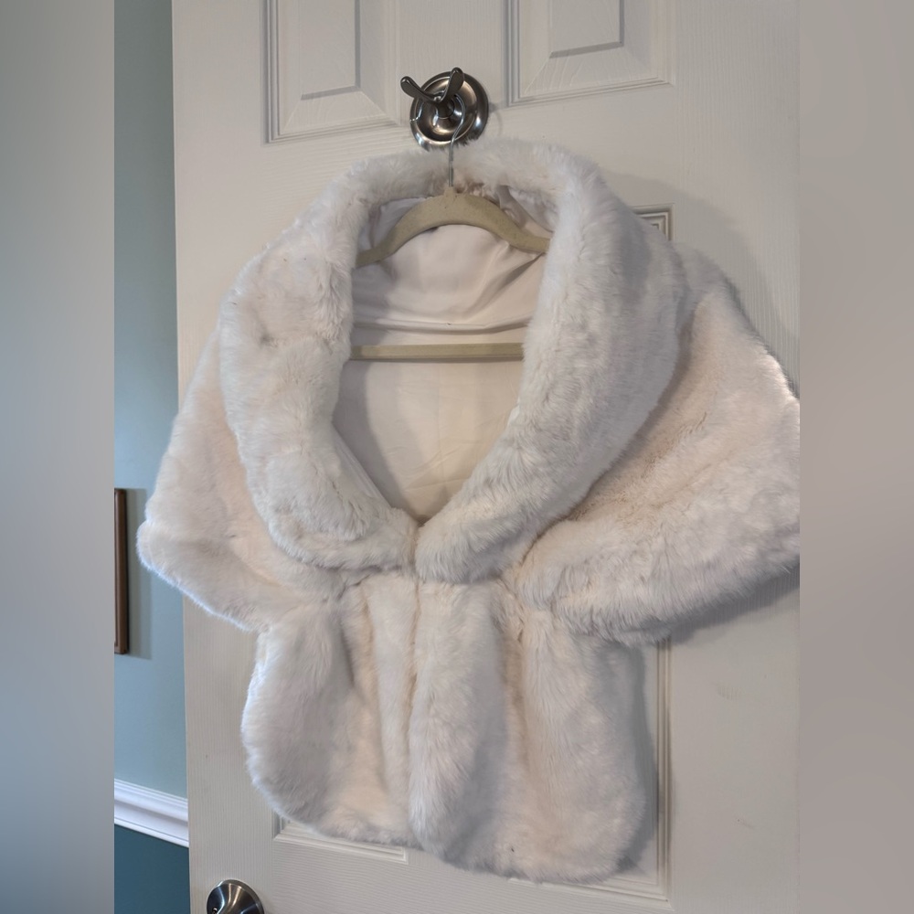 White Teddy Jacket with Plush Faux Fur and Wide Collar